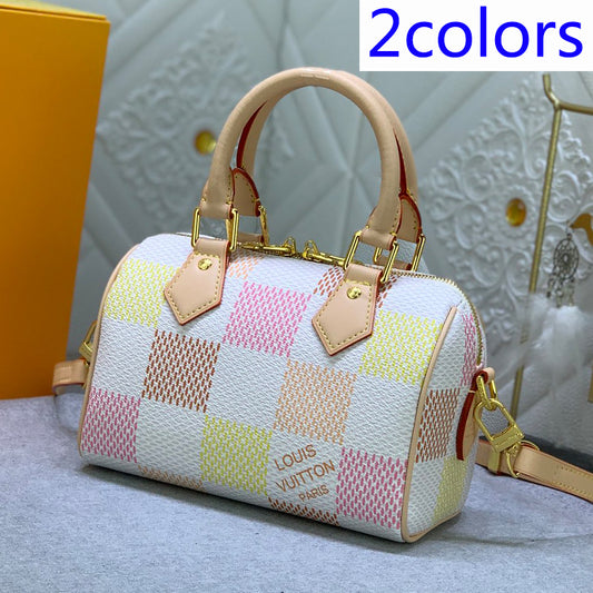 2XE334B  Fashionable leather bag 