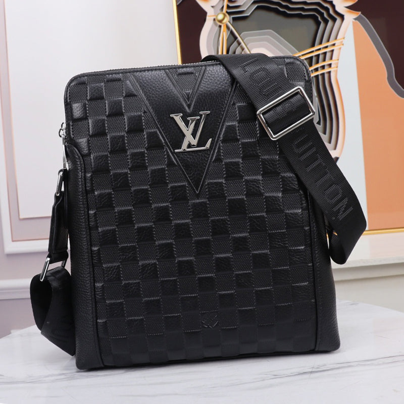 2XE302B  Fashionable leather bag 