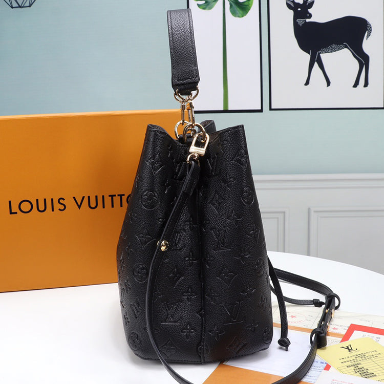 1E81B  Fashionable leather bag 