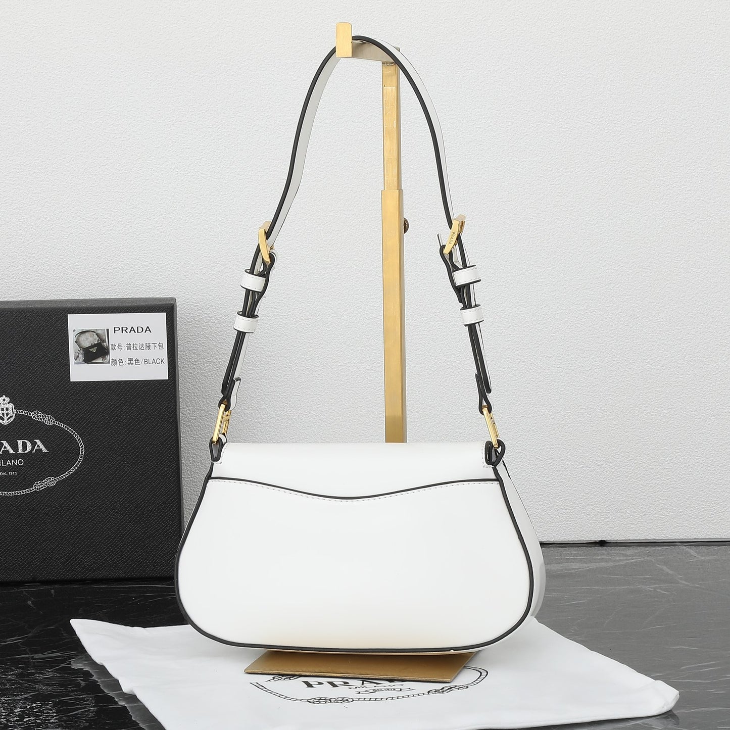 1XPD393B  Fashionable leather bag 