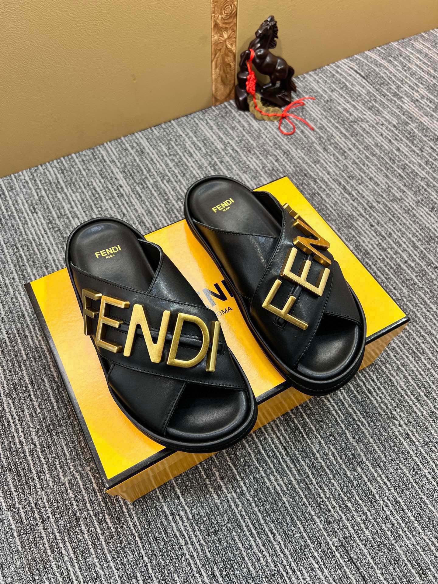 1: 1 High quality leather sandals 5YF93Z