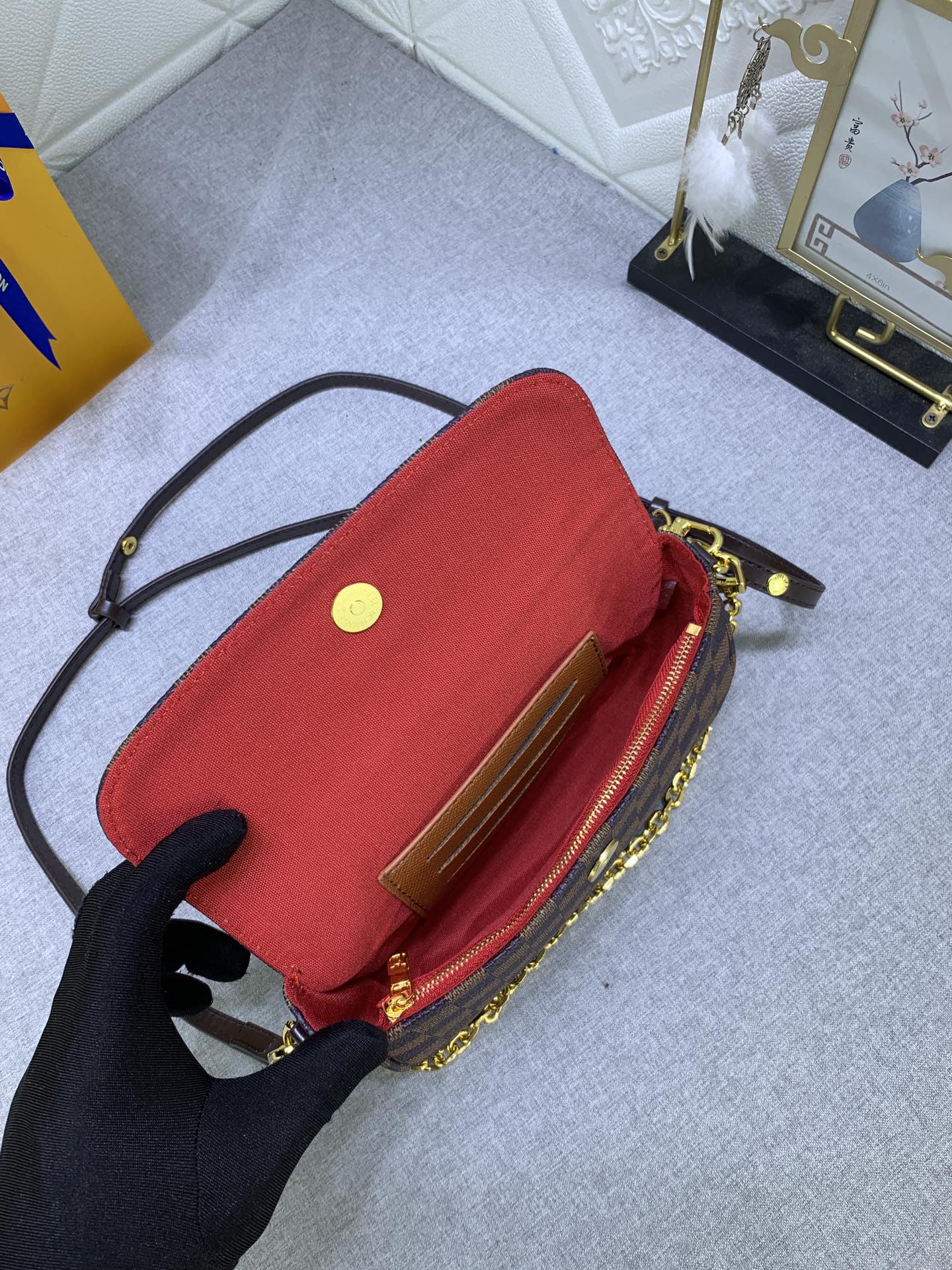 1XE64B  Fashionable leather bag 