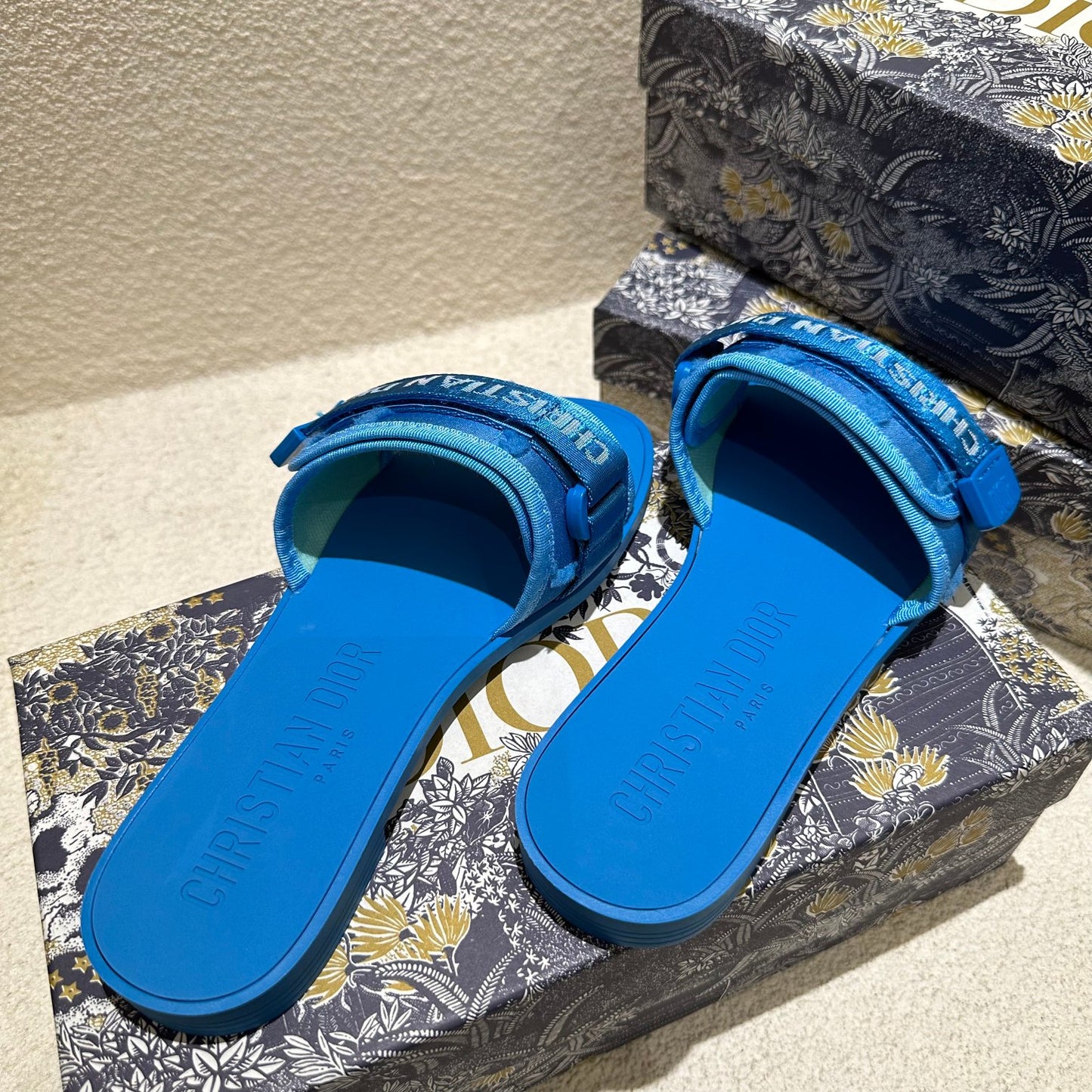 14D16Z   fashion slippers