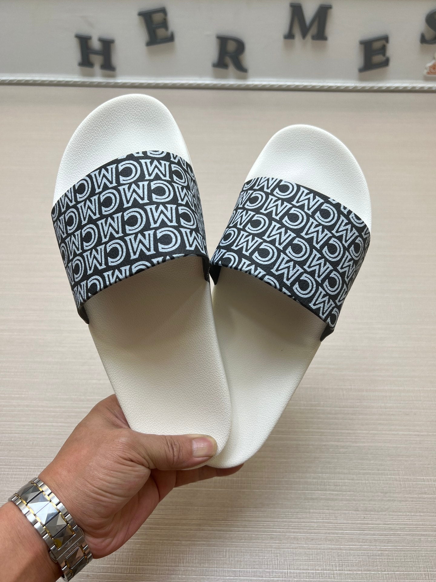 54M45Z   fashion slippers