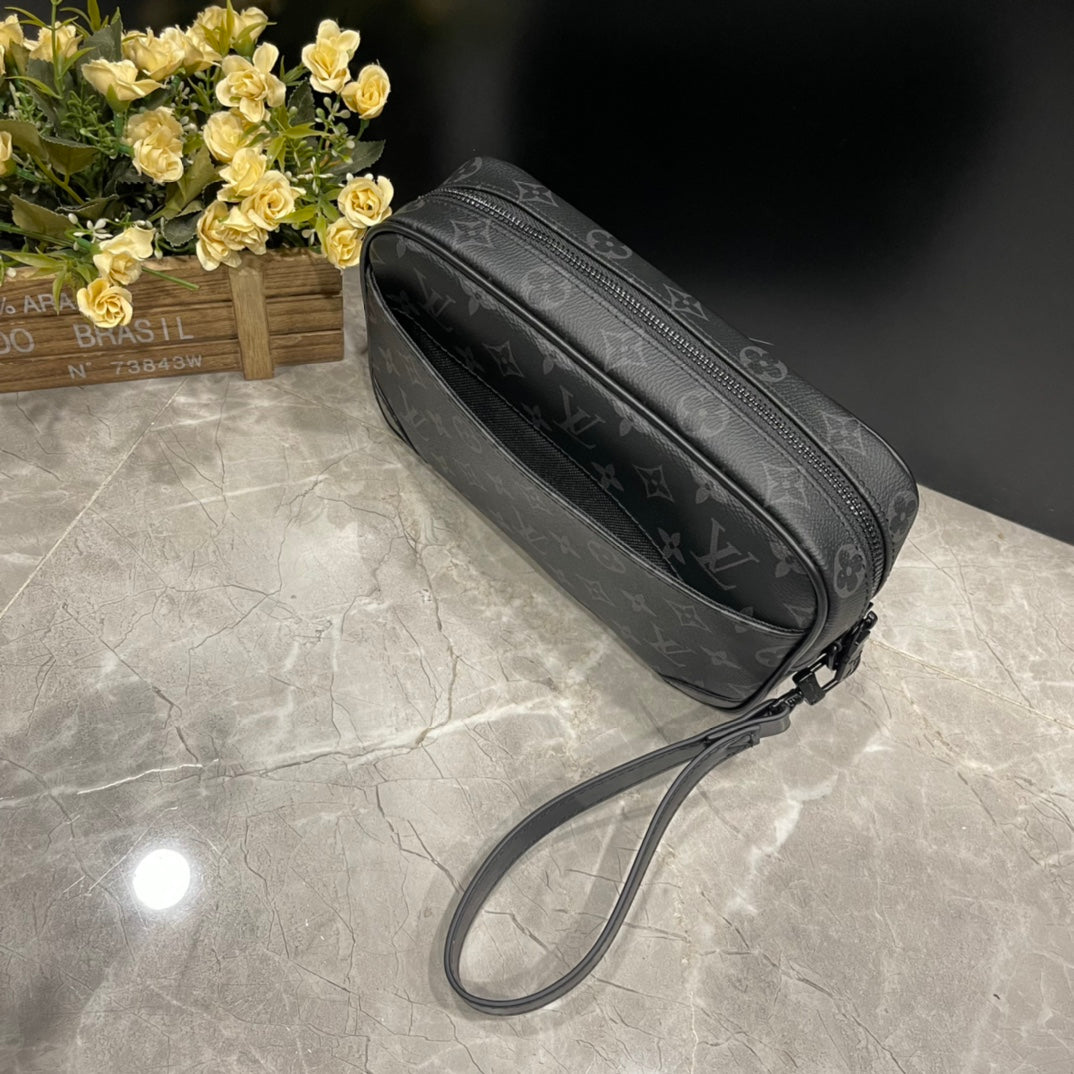 1XE117B  Fashionable leather bag 