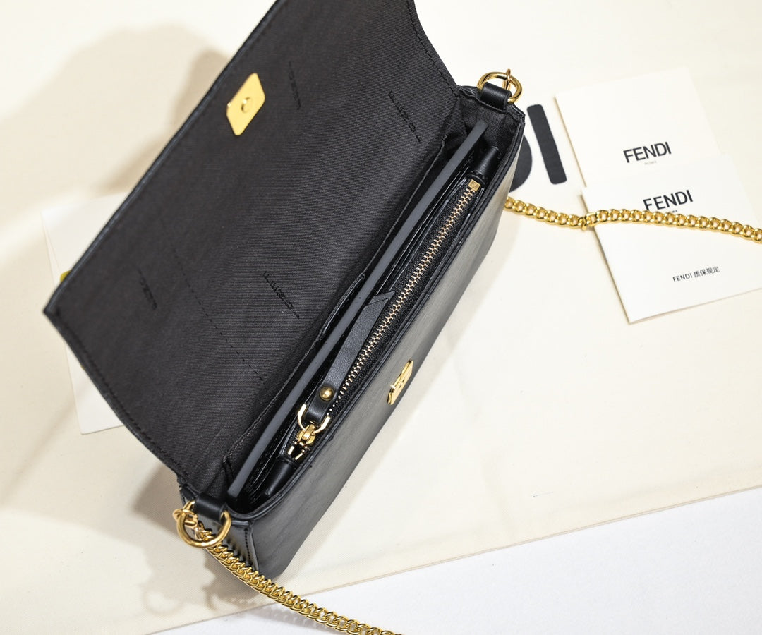 2XF301B  Fashionable leather bag 