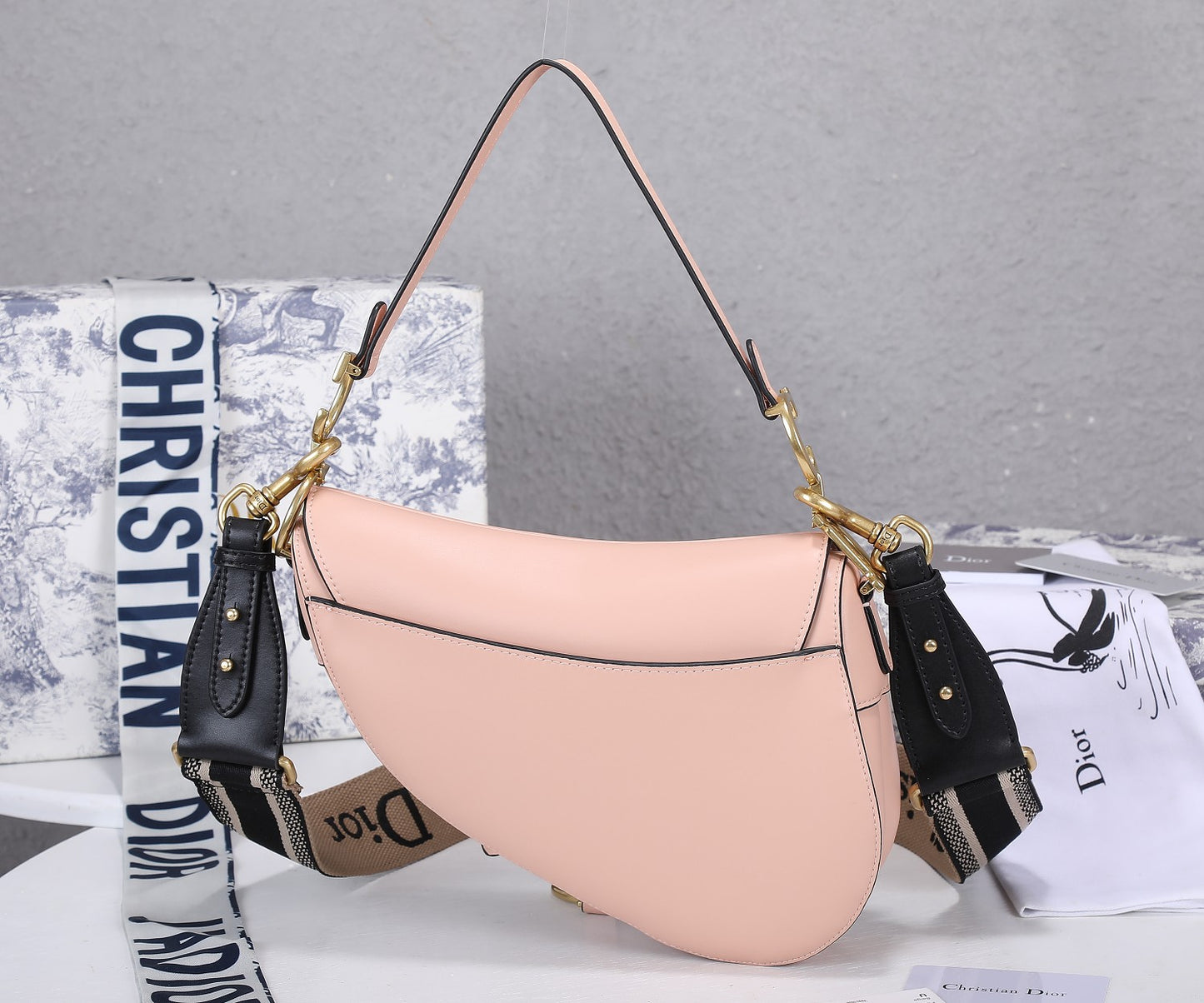 5D11B  Fashionable leather bag 