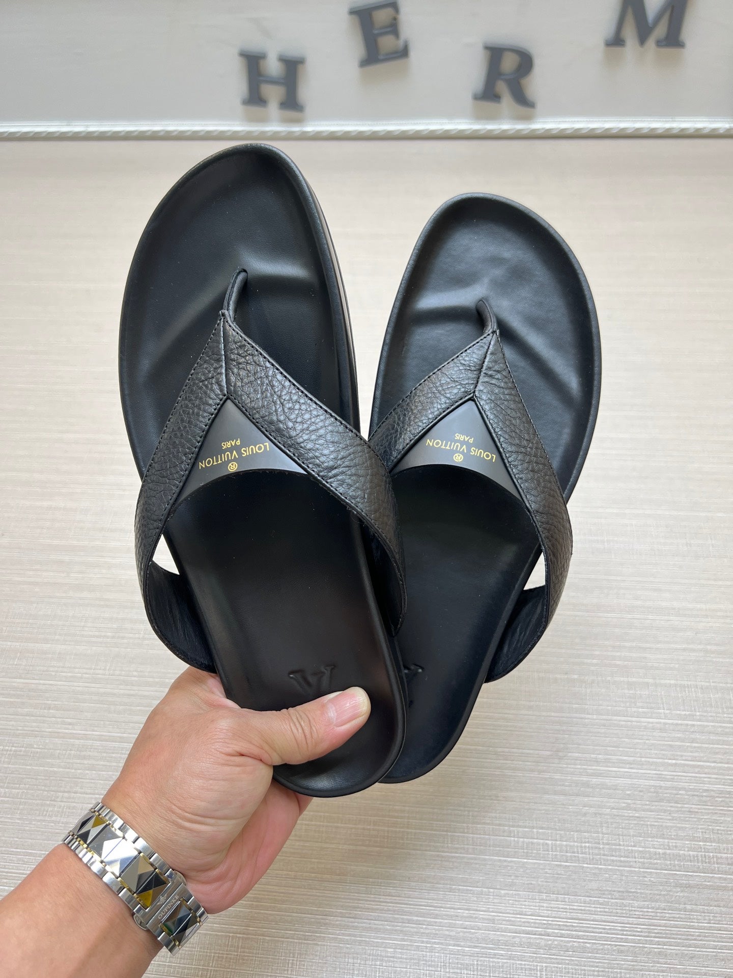 54E85Z   fashion slippers