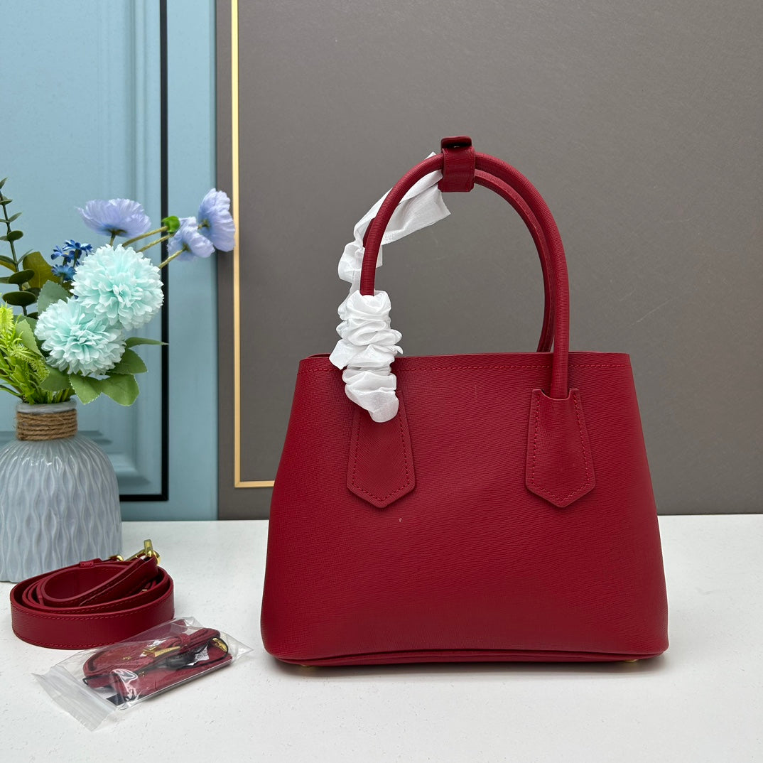 1XPD115B  Fashionable leather bag 