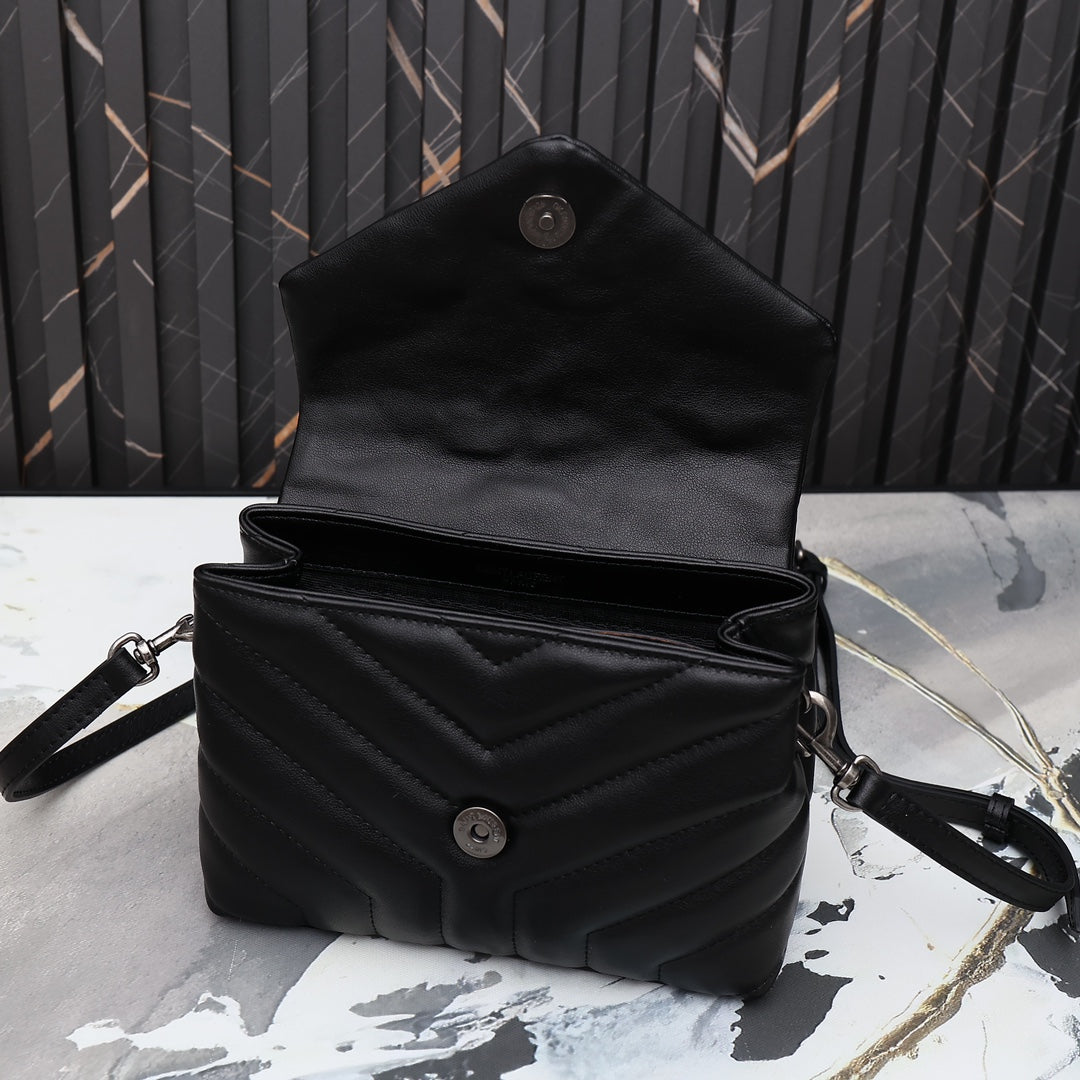 1XSL267B  Fashionable leather bag 