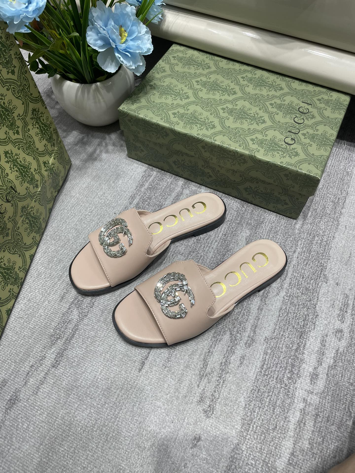 14B30Z   fashion slippers