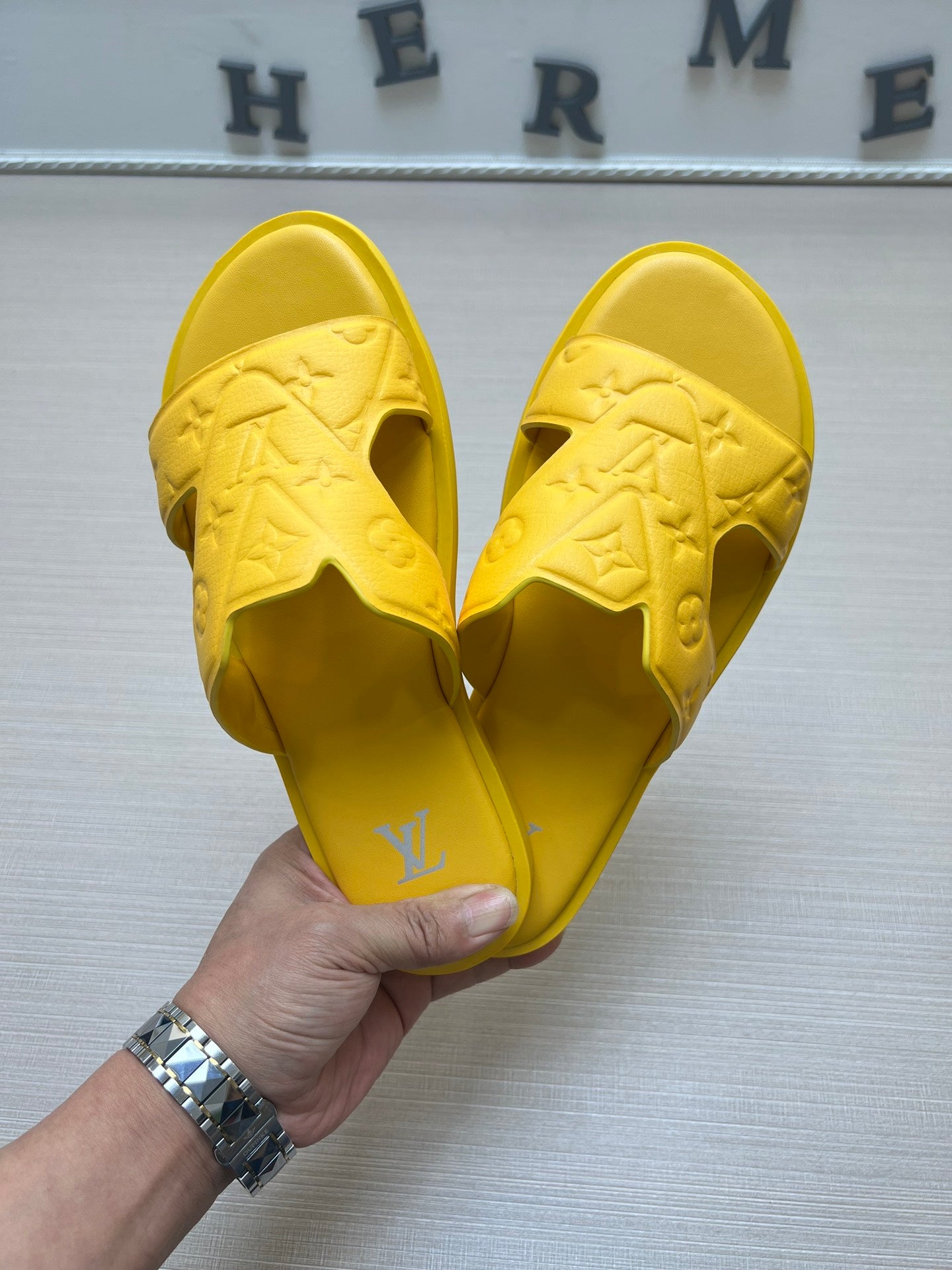 54E22Z    fashion slippers