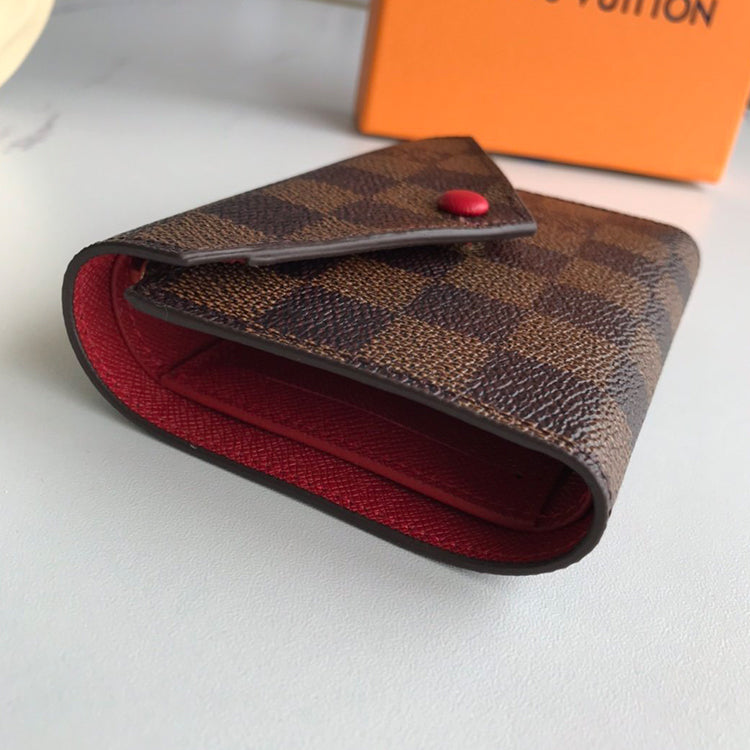 1E4B   Fashionable leather wallets