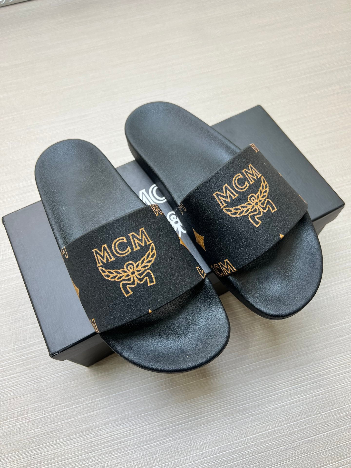 54M43Z  fashion   slippers