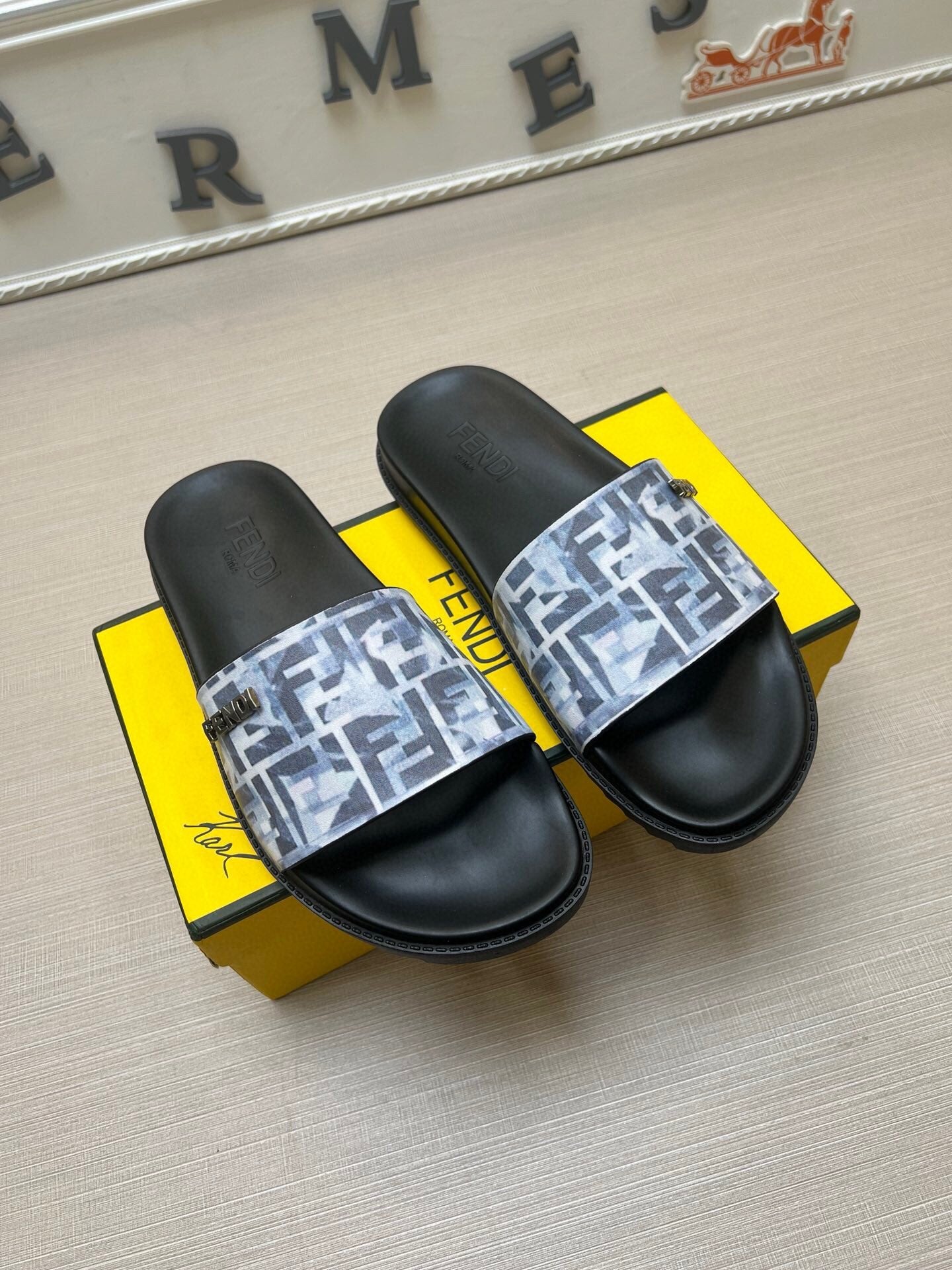 54F15Z   fashion slippers