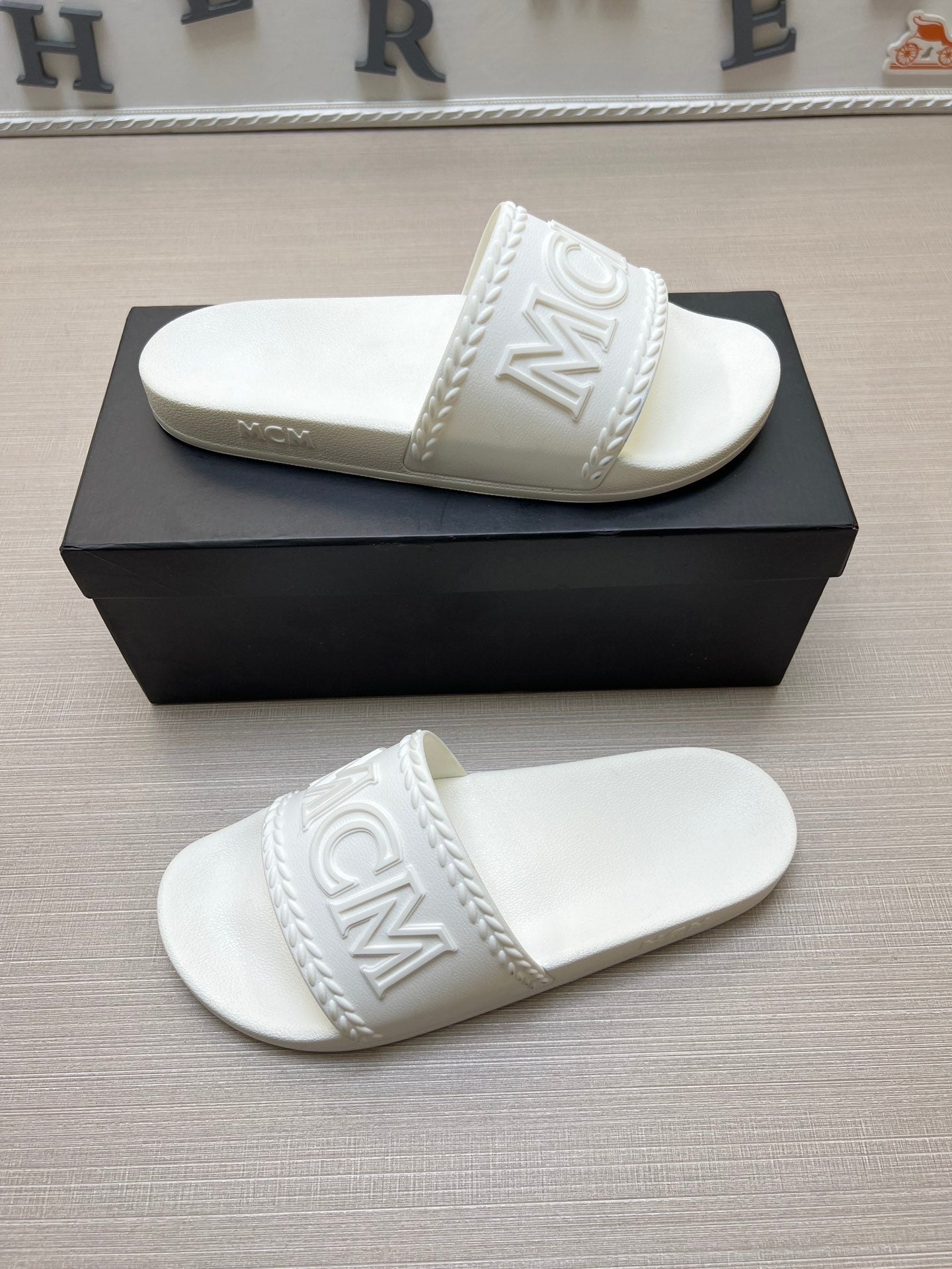 54M42Z    fashion  slippers