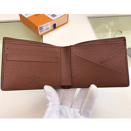 3E15B  Fashionable leather wallets