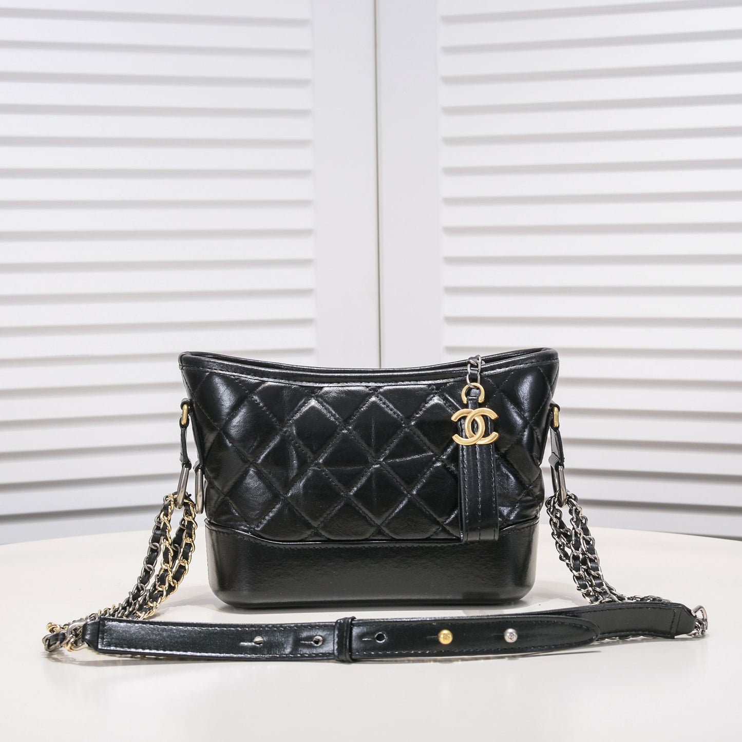 1XC261B  Fashionable leather bag 