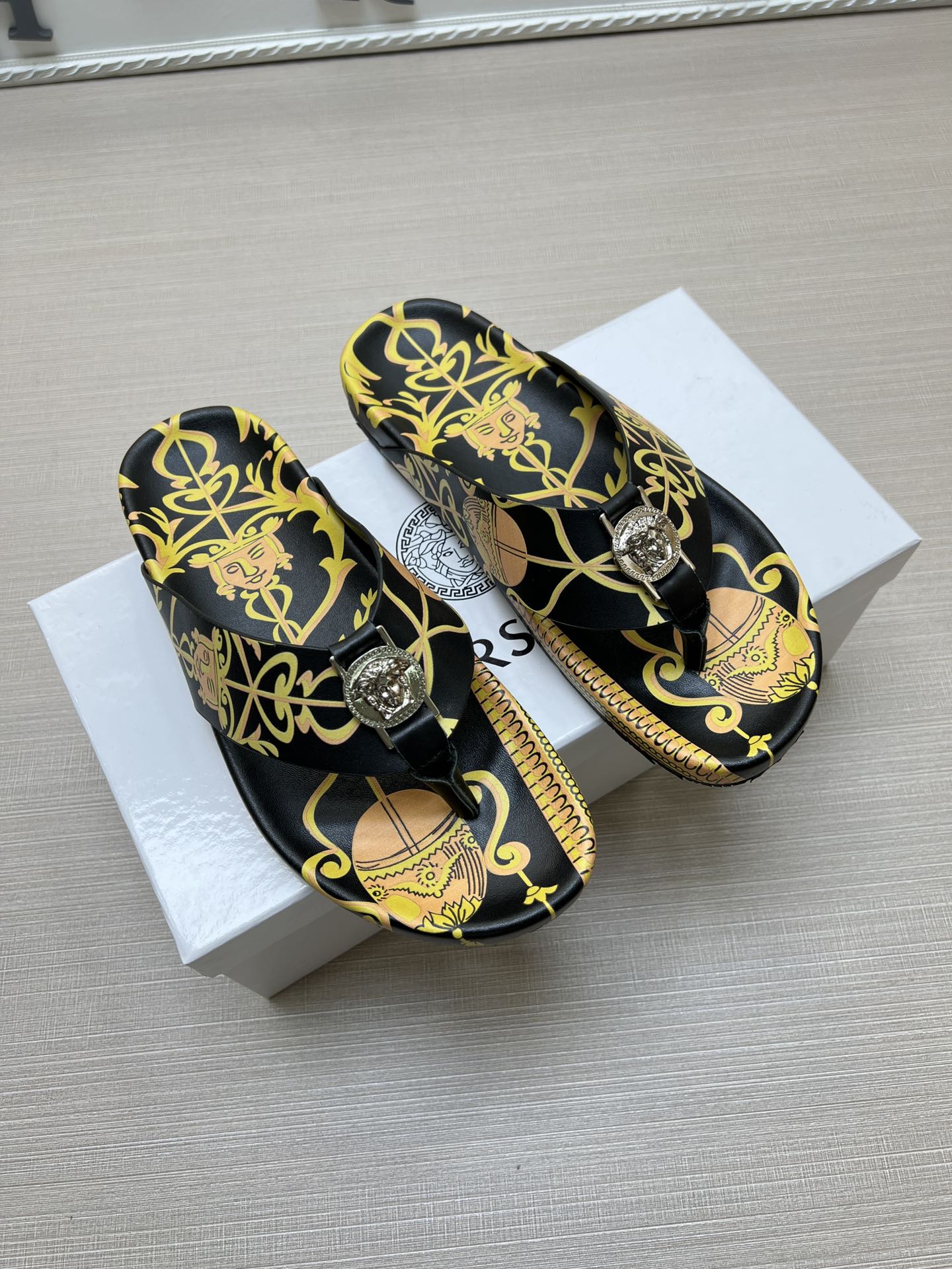 54V96Z   fashion  slippers