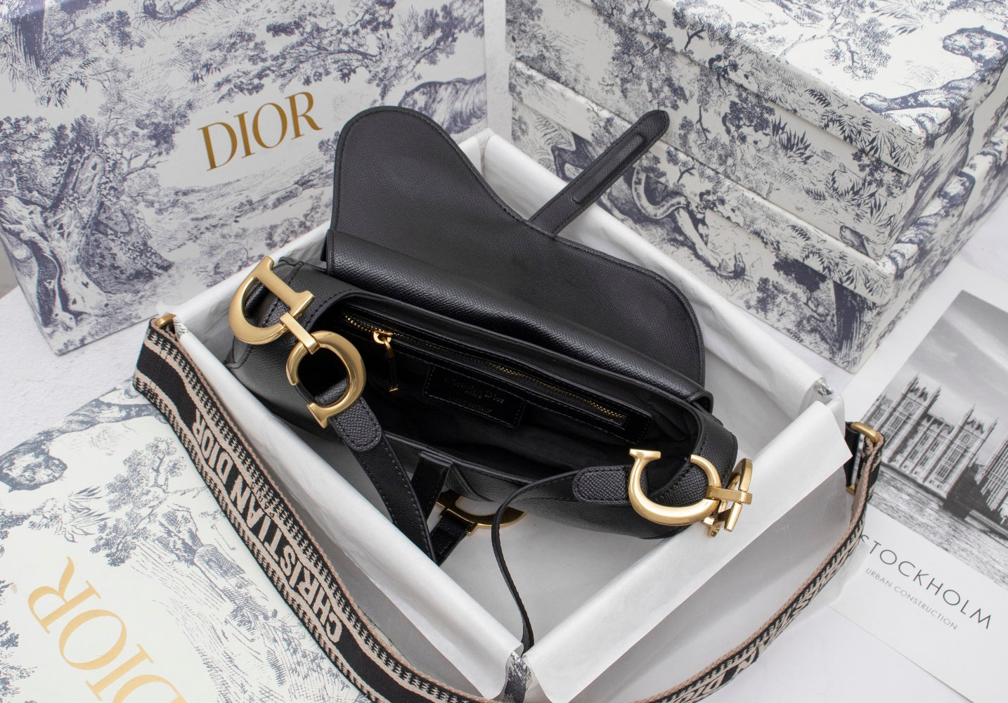 5D11B  Fashionable leather bag 