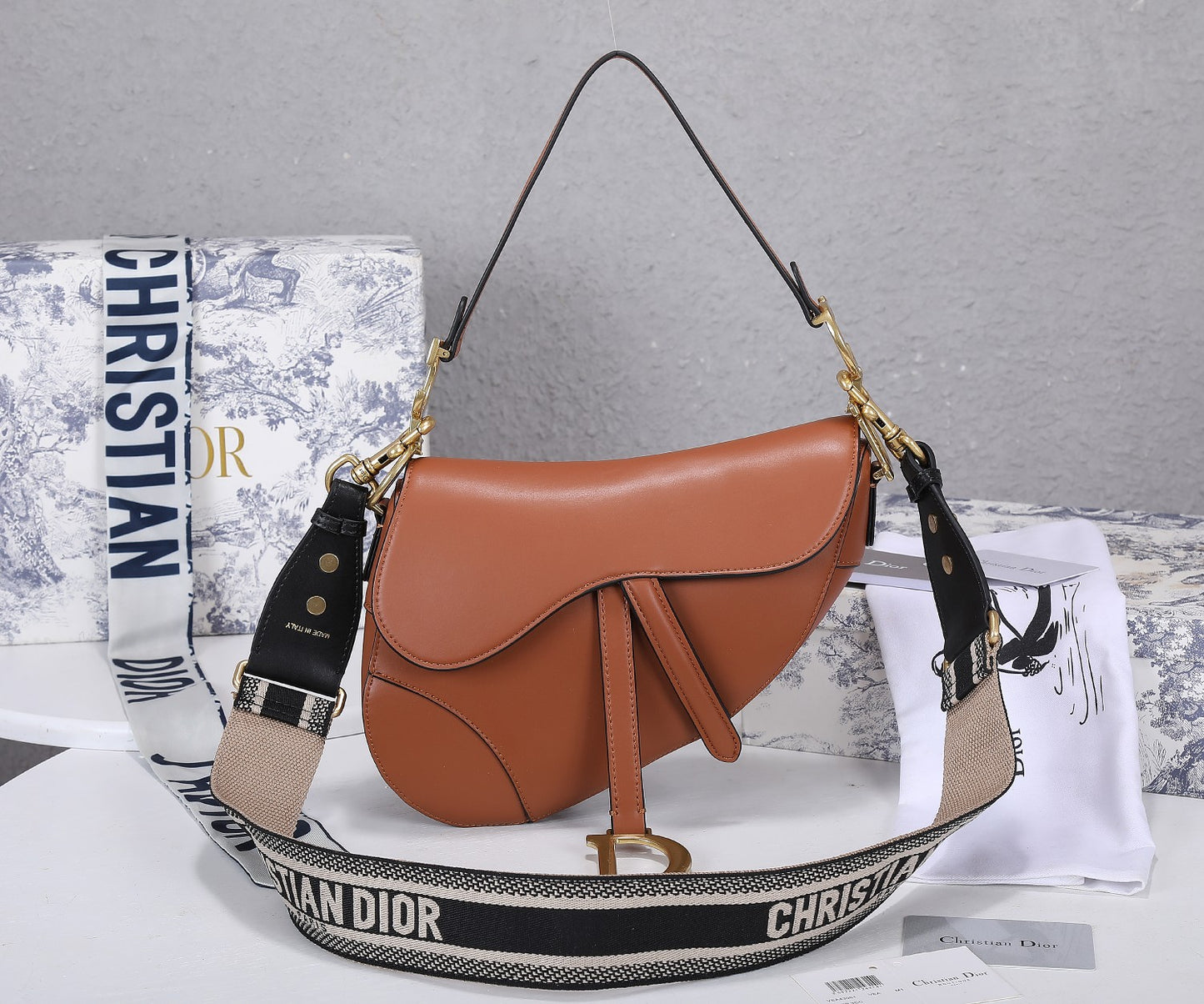 5D11B  Fashionable leather bag 