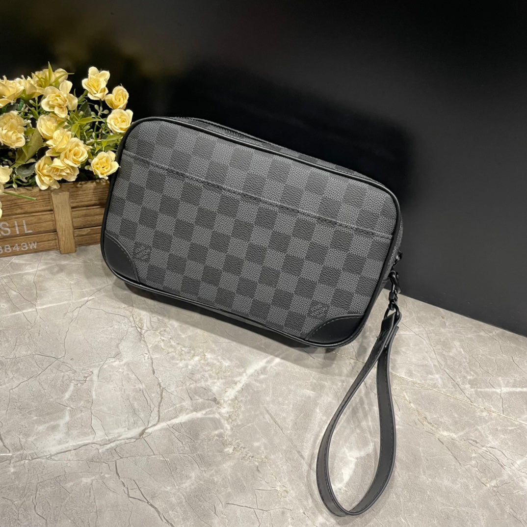 1XE117B  Fashionable leather bag 