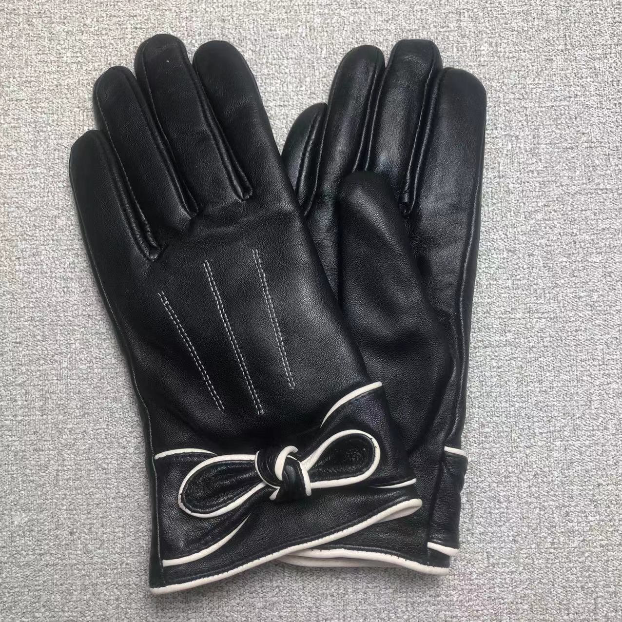 24C76S   Fashion gloves