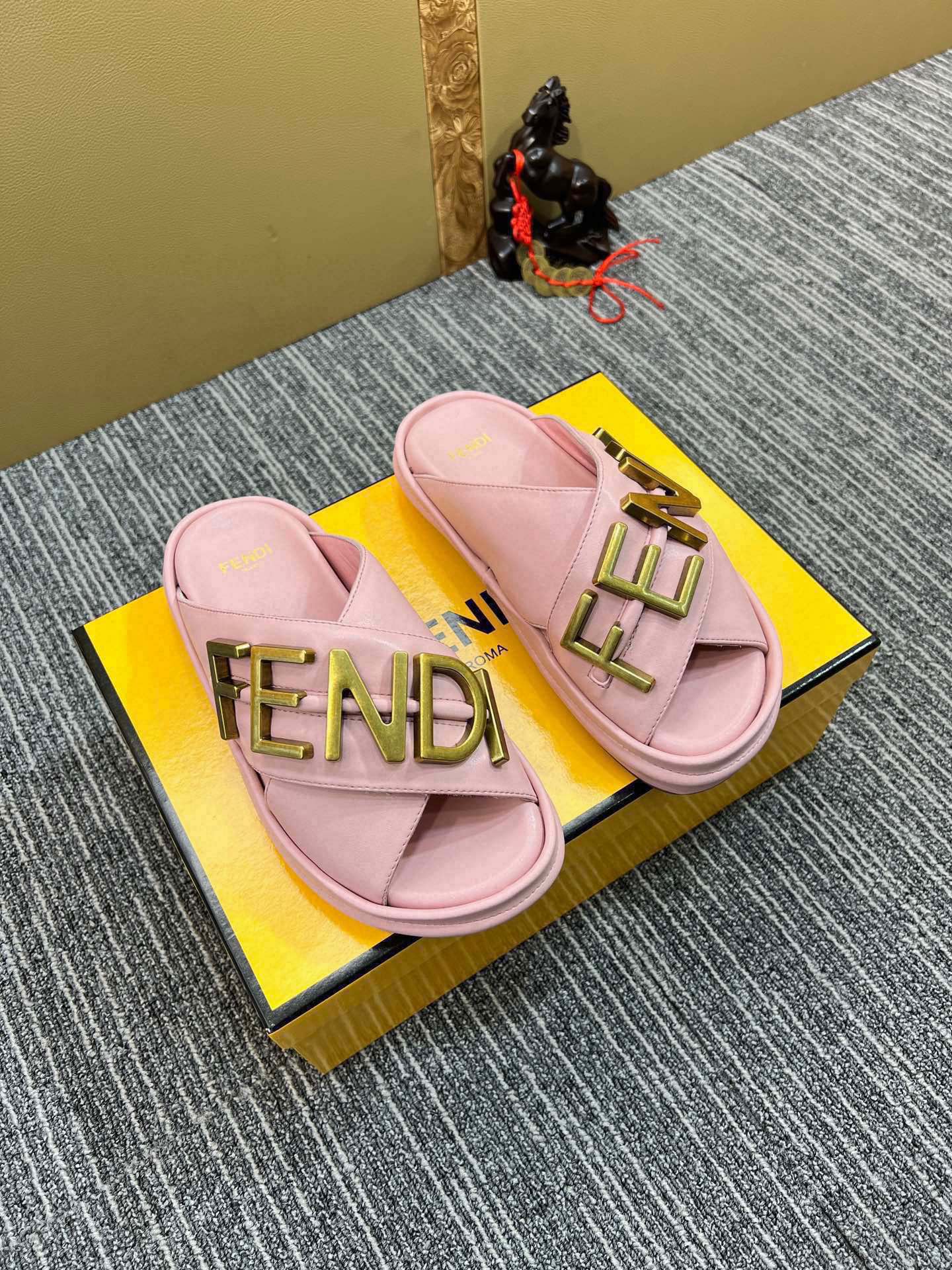 1: 1 High quality leather sandals 5YF93Z