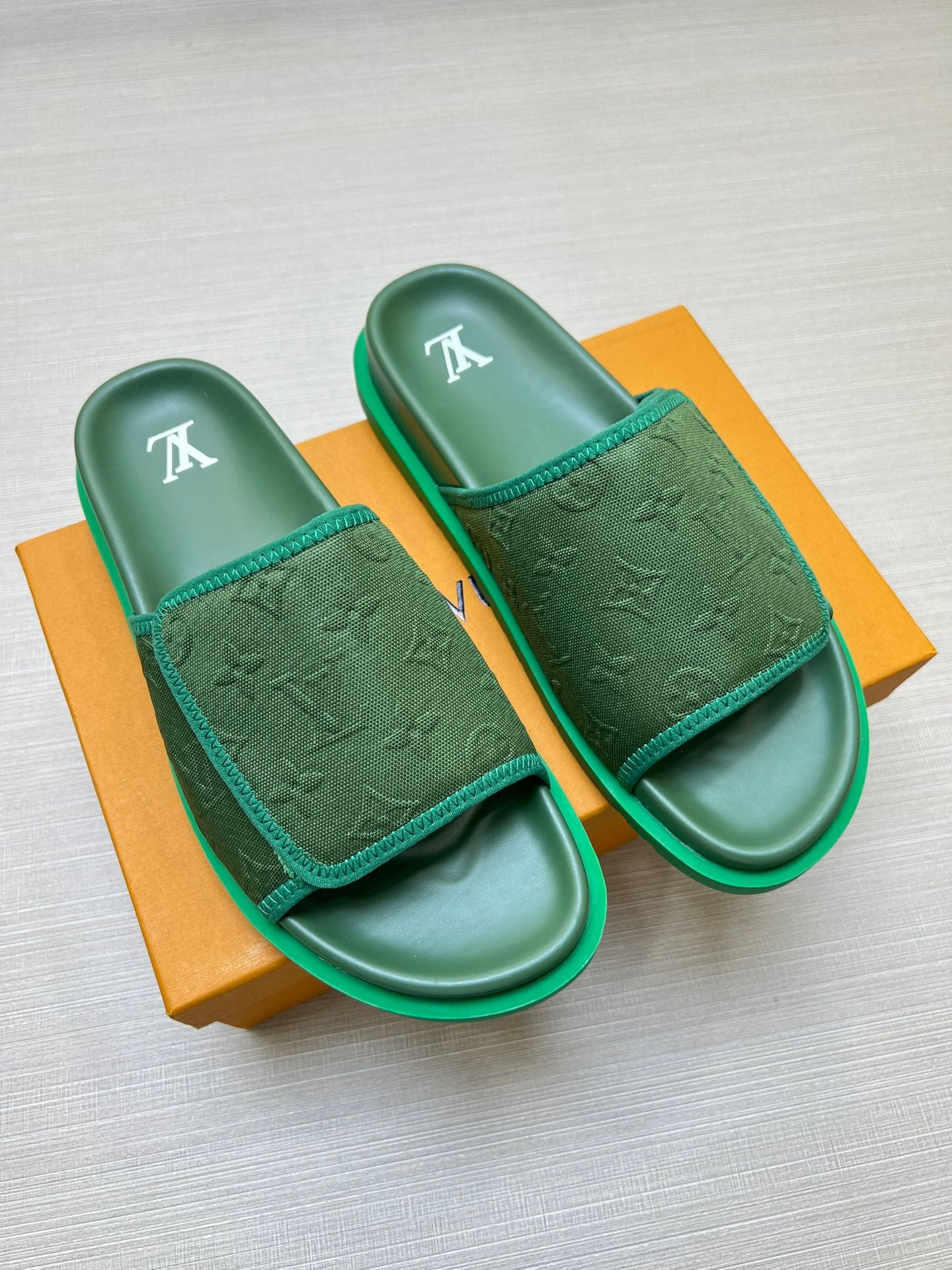 54E14Z    fashion slippers