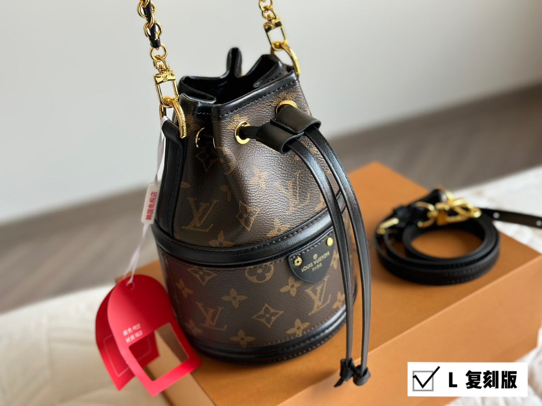 6XE215B (  Fashionable leather bag )