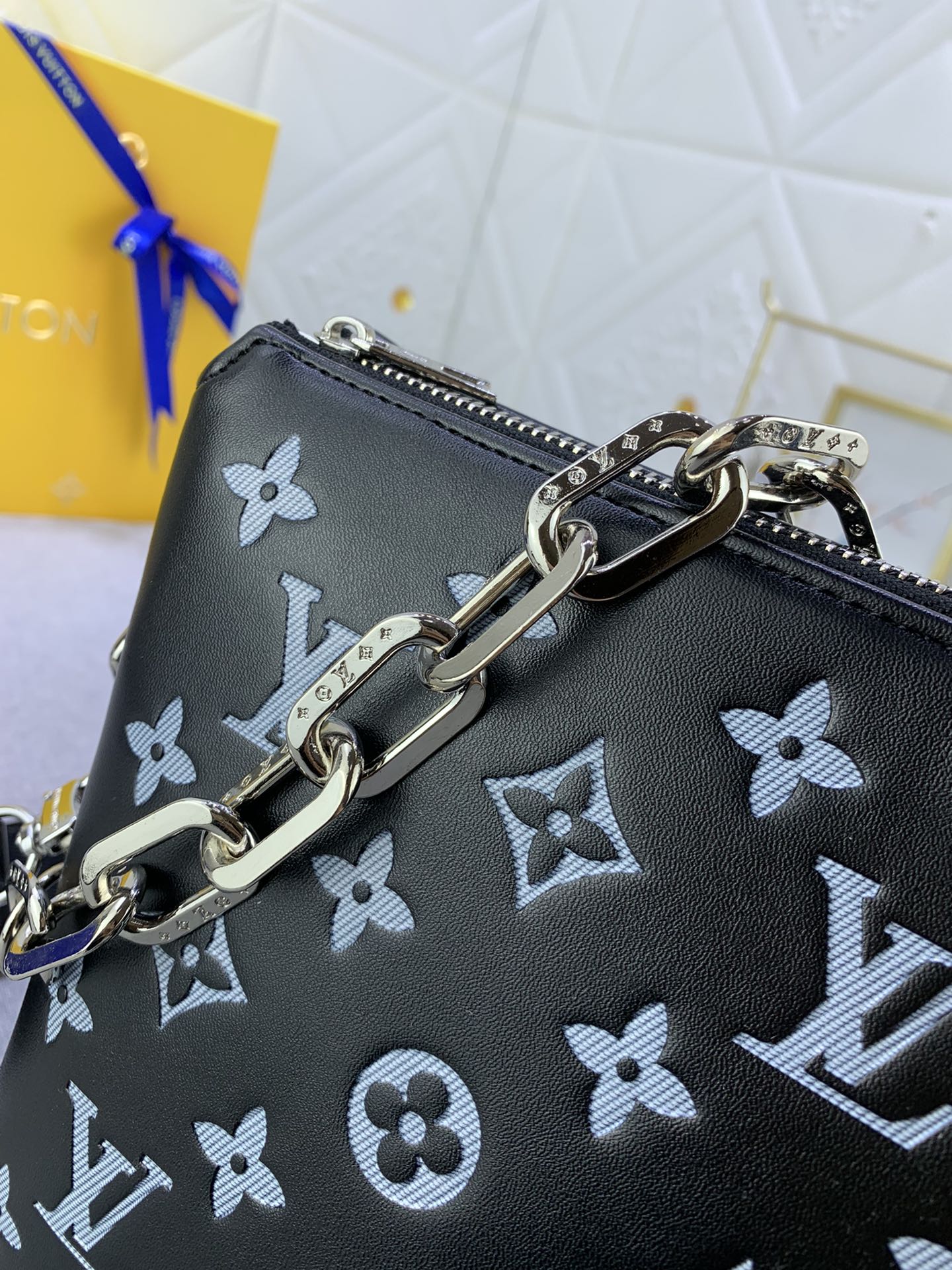 2XE39B  Fashionable leather bag 