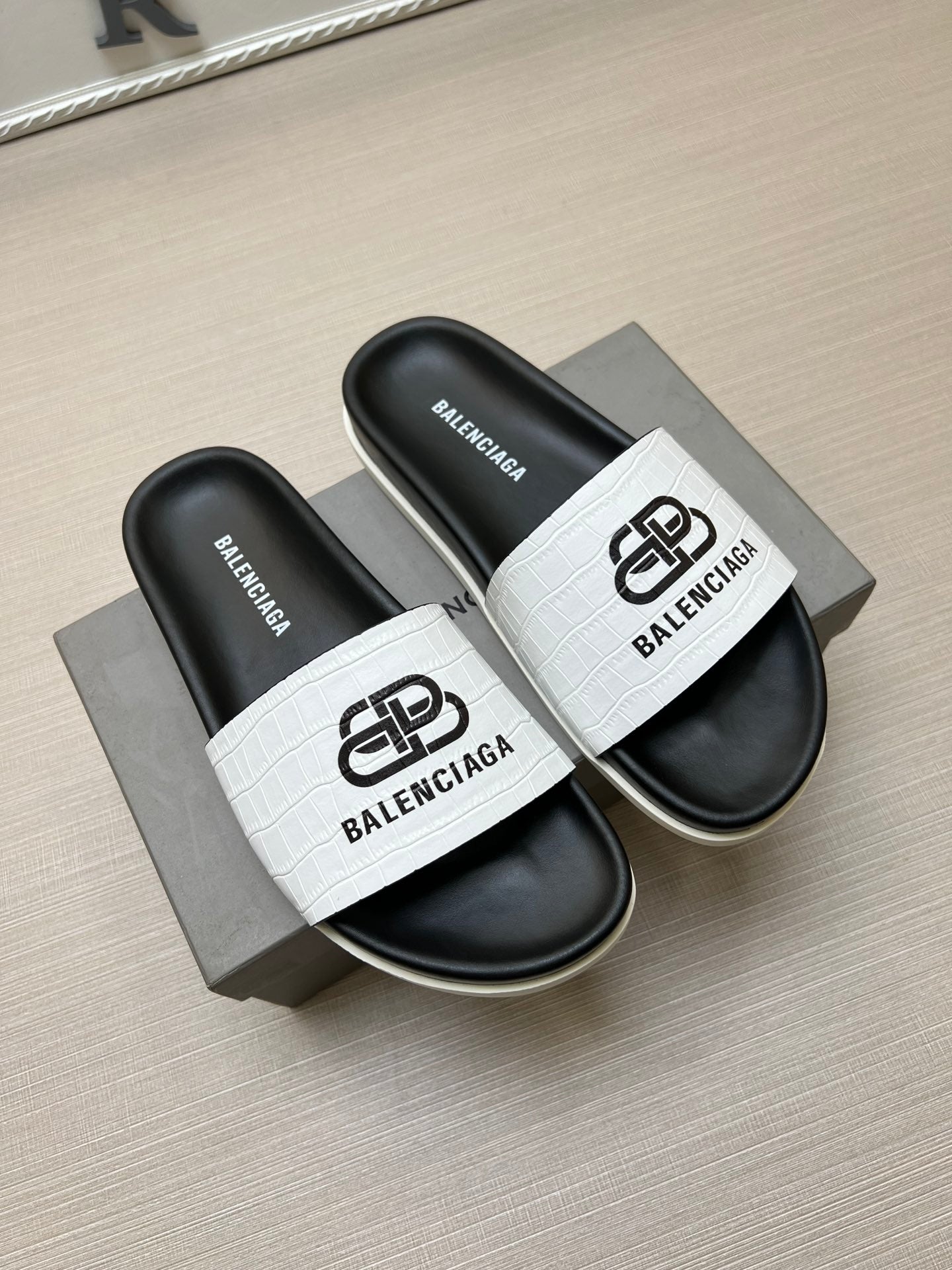 54J99Z   fashion  slippers