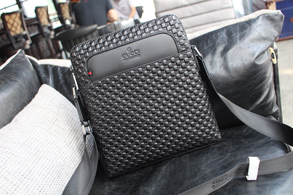 2XB307B  Fashionable leather bag 