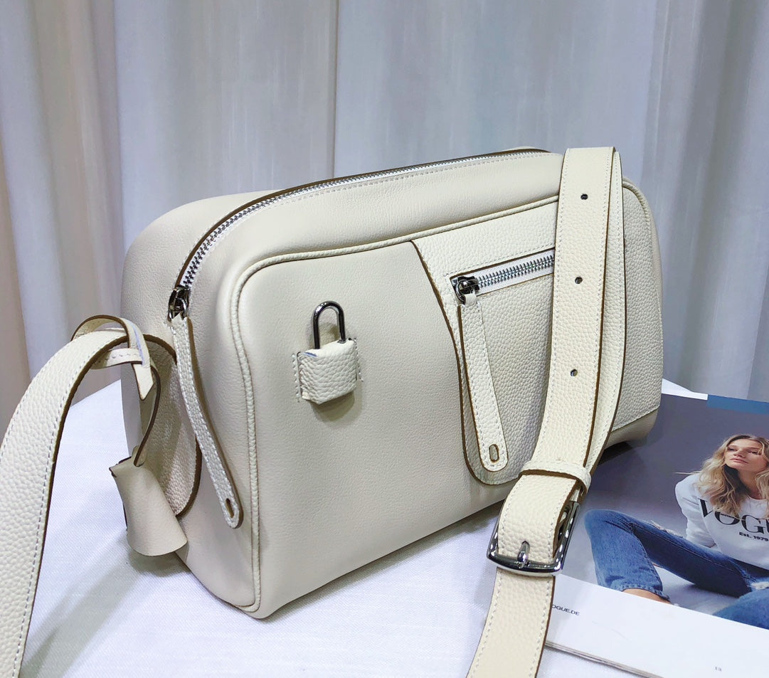 1XH69B (Fashionable leather bag )