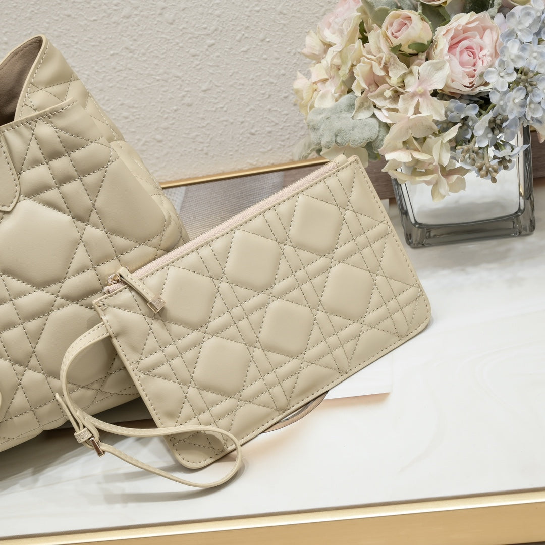 2XD359B  Fashionable leather bag 