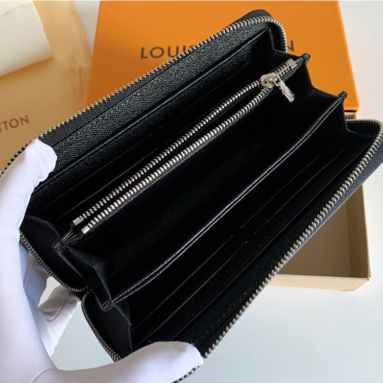 1E04B  Fashionable leather wallets