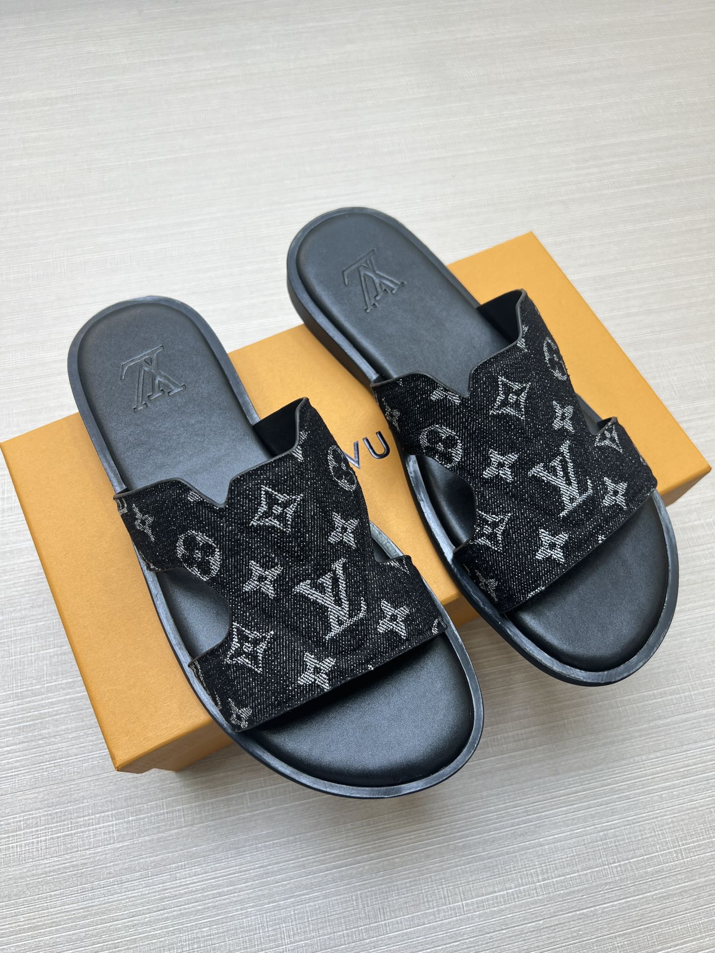 54E22Z    fashion slippers