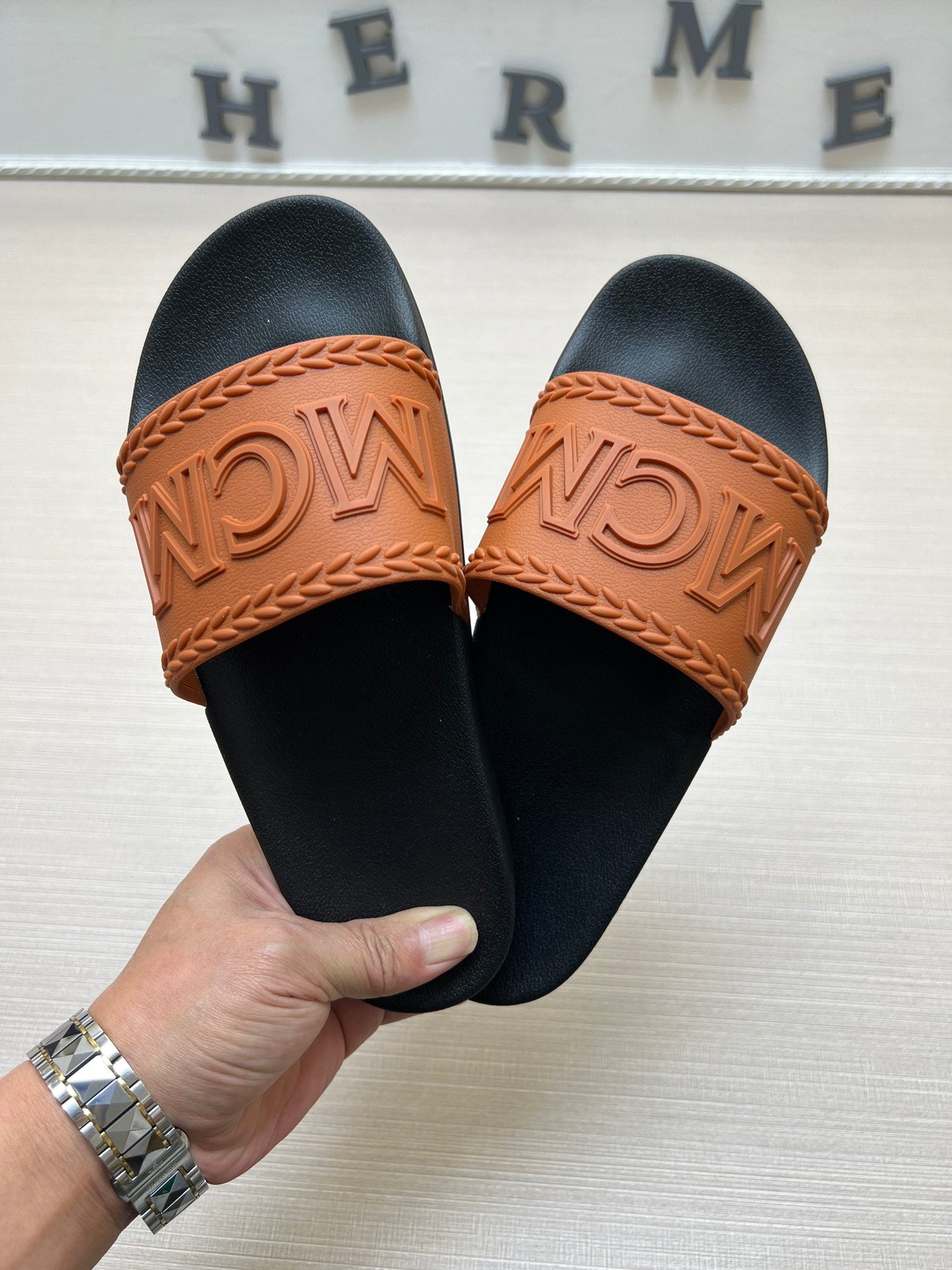 54M42Z    fashion  slippers