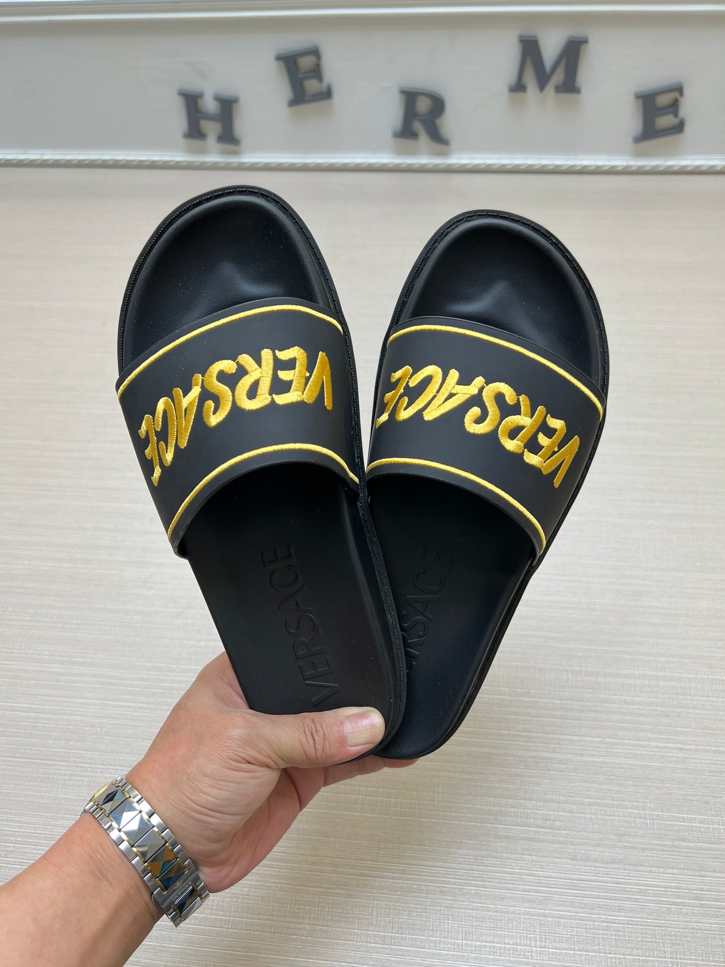 54V54Z   fashion slippers