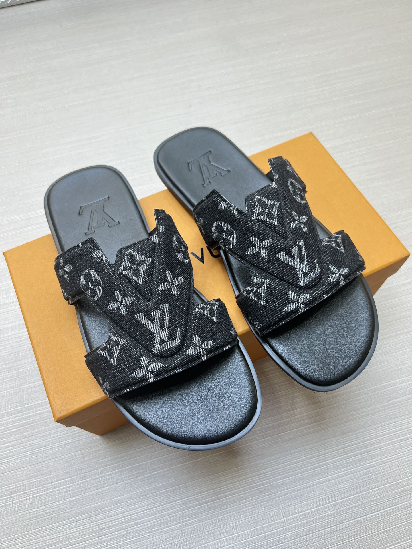 54E32Z    fashion slippers