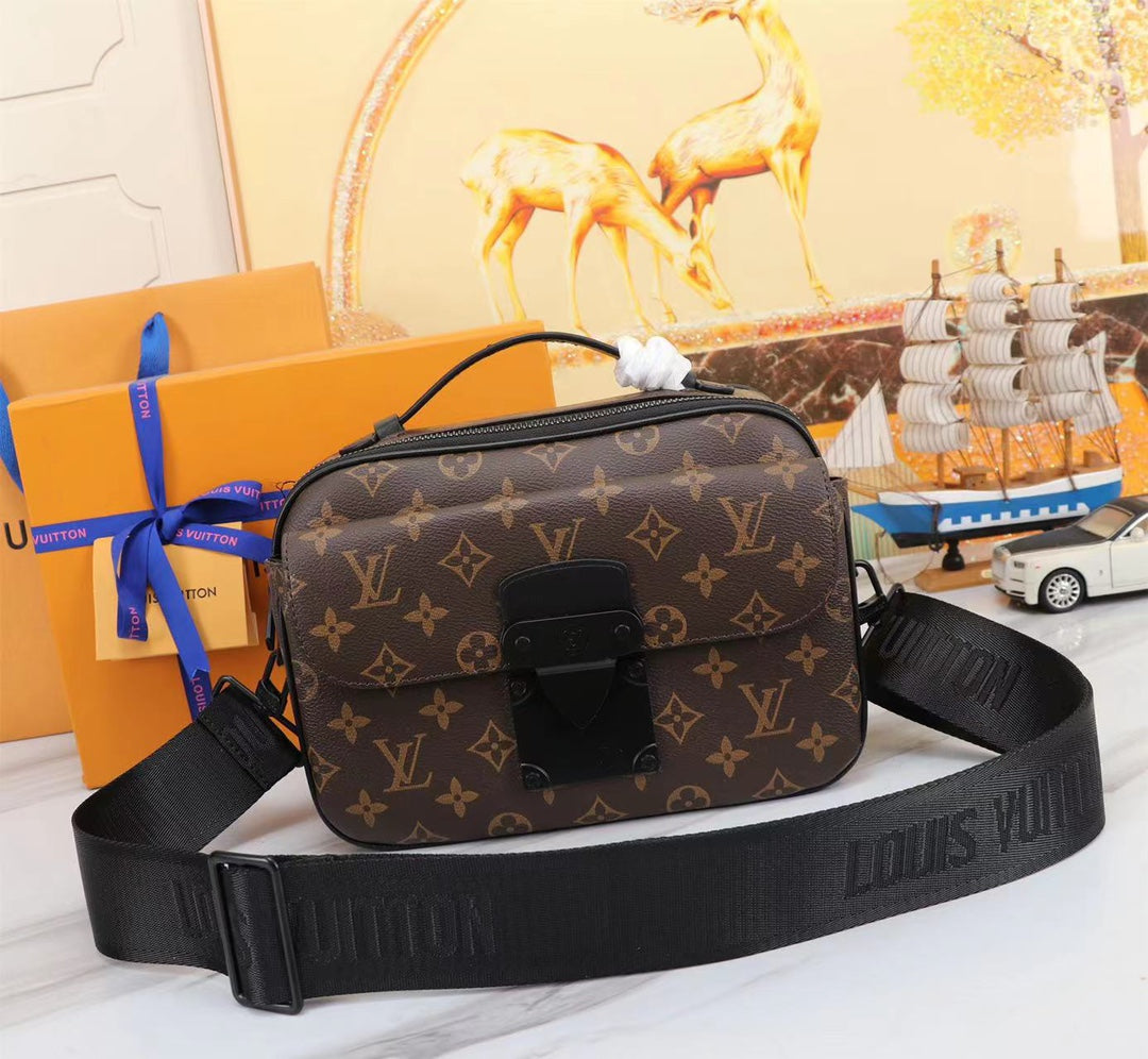 2XE137B  Fashionable leather bag 