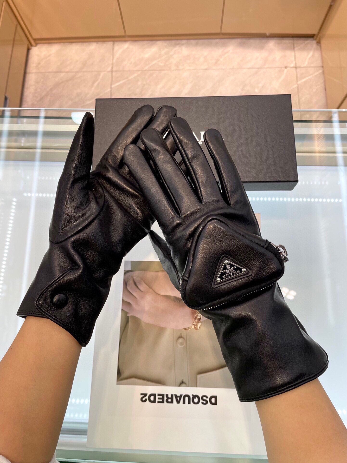 24PD98S   Fashion gloves