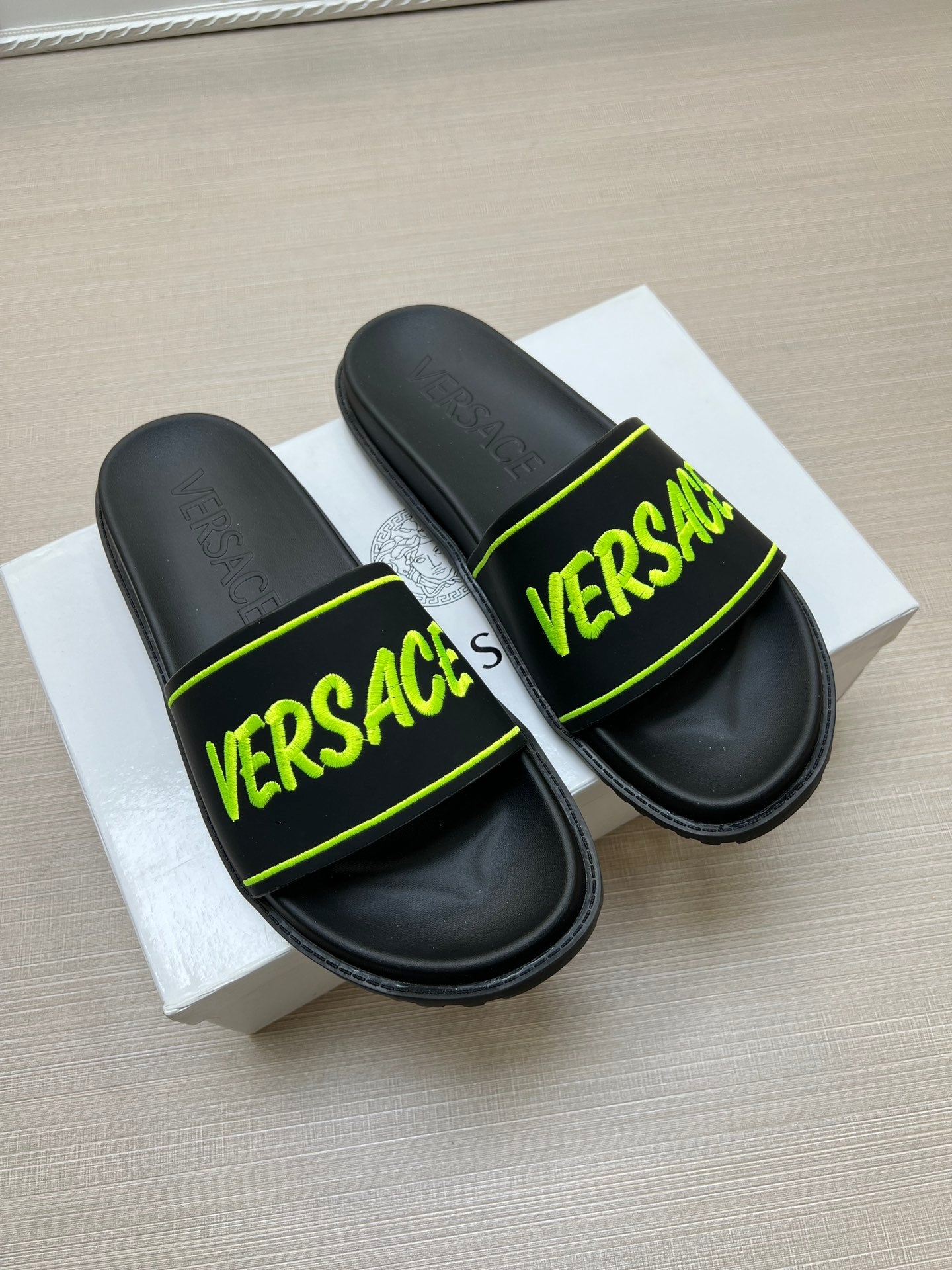 54V54Z   fashion slippers