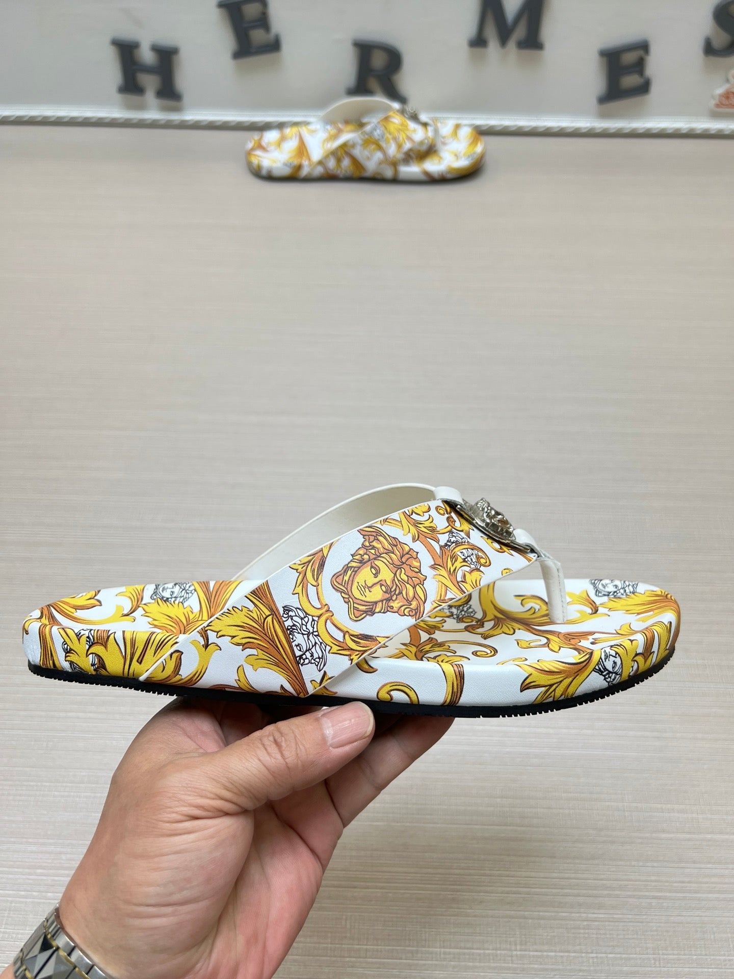 54V96Z   fashion  slippers