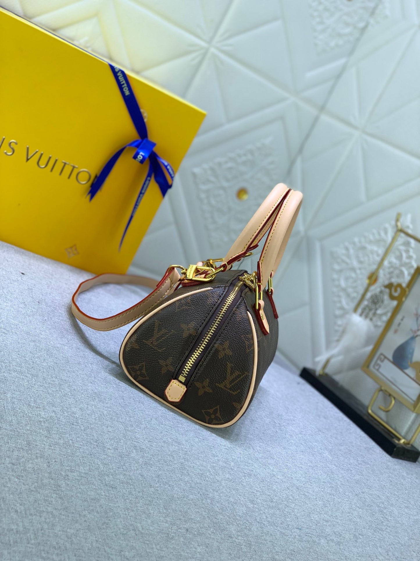 2XE56B  Fashionable leather bag 