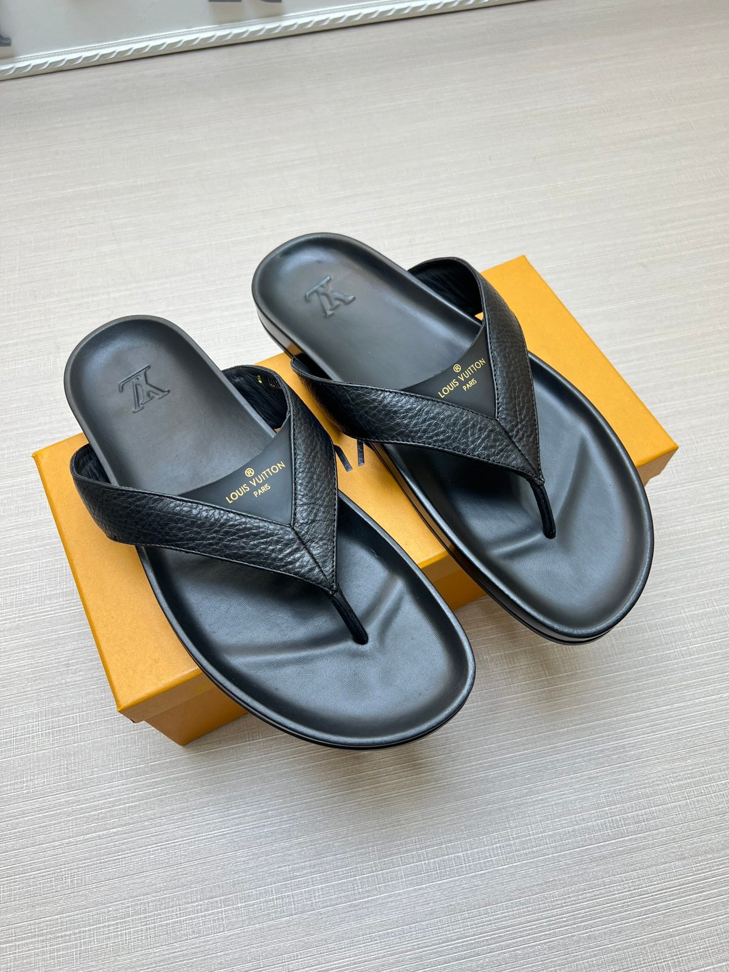 54E85Z   fashion slippers