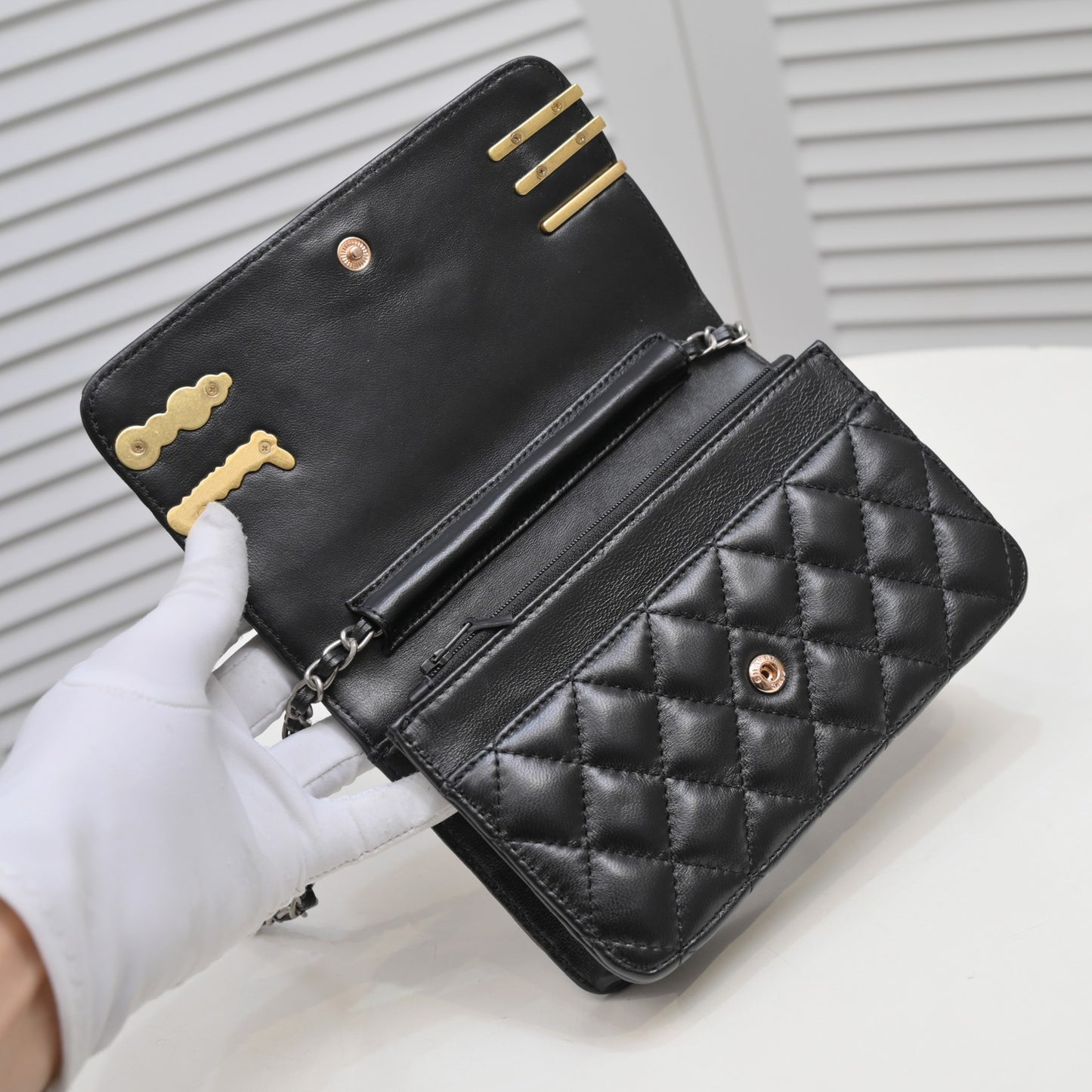 1XC263B  Fashionable leather bag 