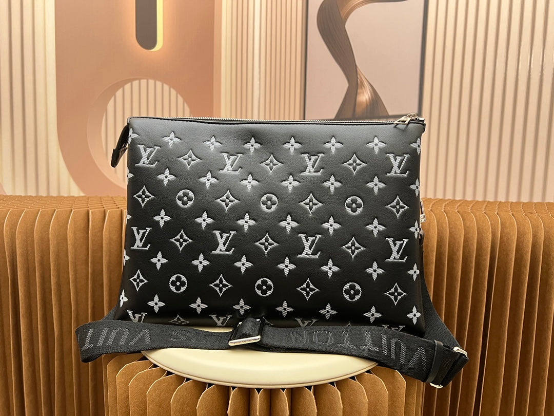 1XE181B  Fashionable leather bag 