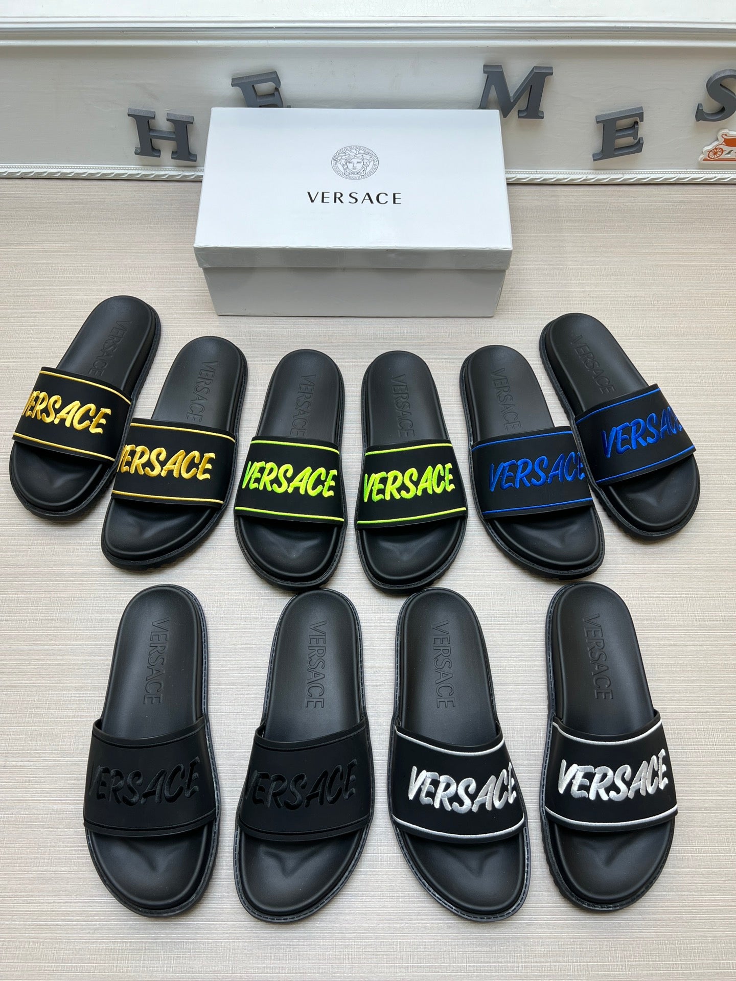 54V54Z   fashion slippers