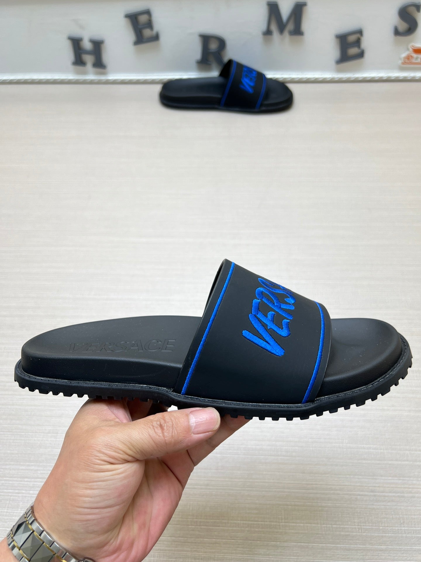 54V54Z   fashion slippers